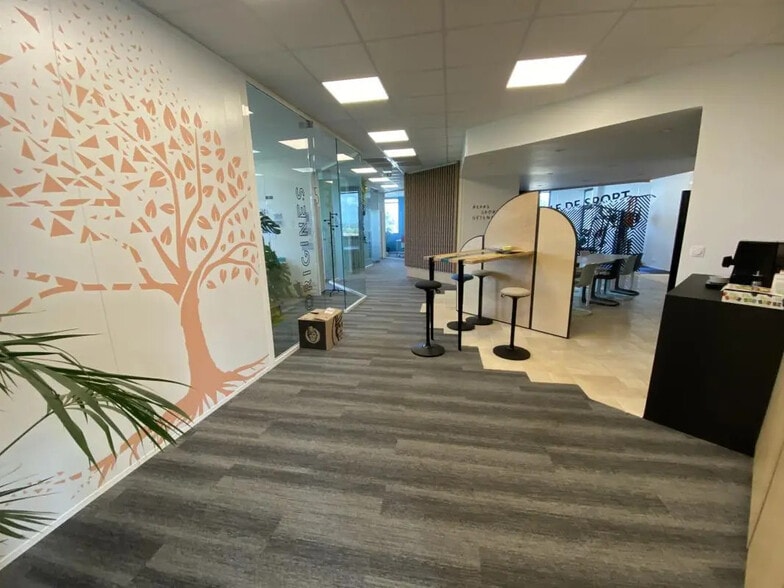 Office in Eysines for lease - Building Photo - Image 3 of 10