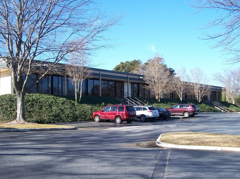 25 Woods Lake Rd, Greenville, SC for lease - Primary Photo - Image 2 of 25