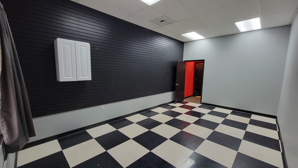 5245-5251 Commercial St SE, Salem, OR for lease - Interior Photo - Image 2 of 16