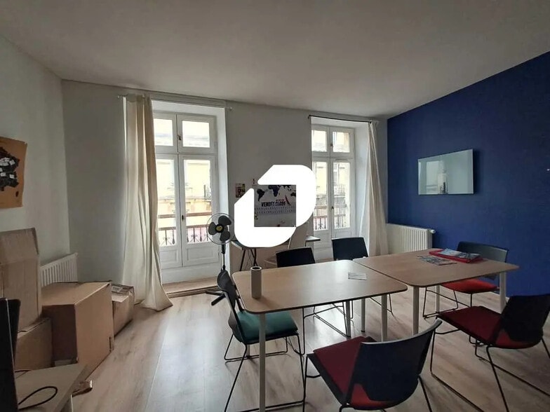 Office in Bordeaux for lease - Interior Photo - Image 2 of 11