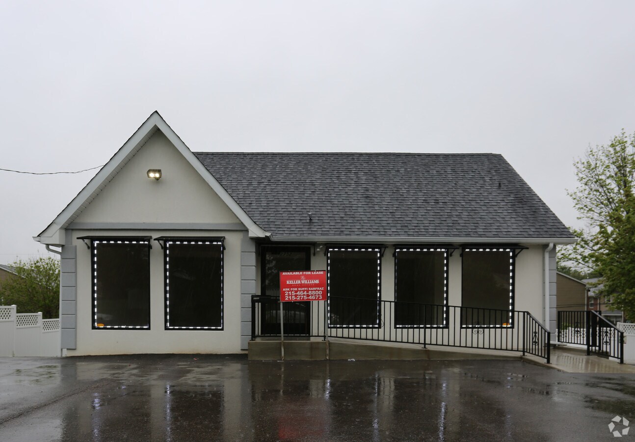 2752 Knights Rd, Bensalem, PA 19020