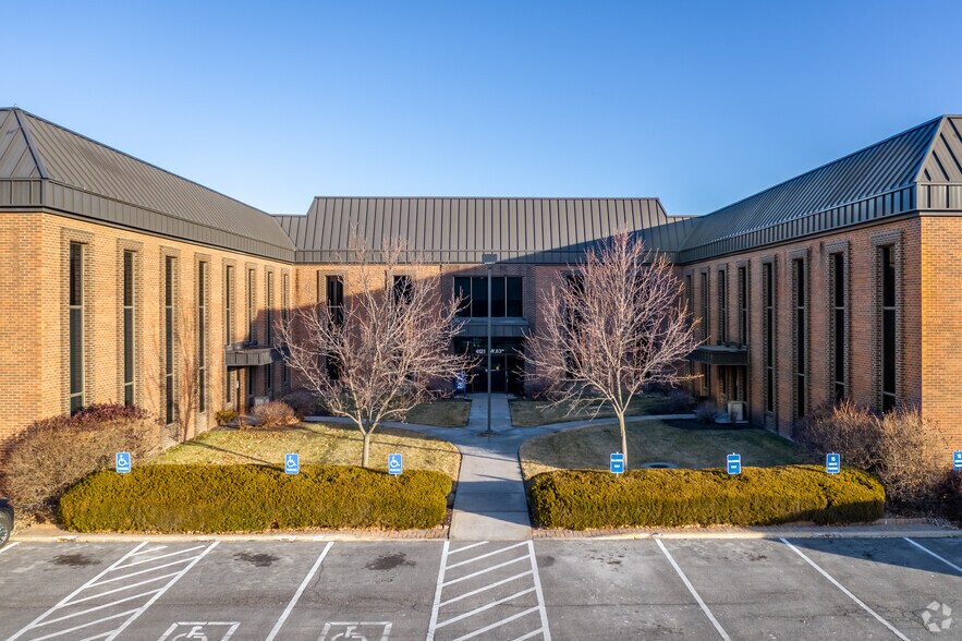 4121 W 83rd St, Prairie Village, KS for lease - Building Photo - Image 2 of 17