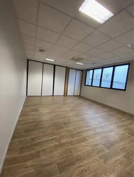 Office in Le Havre for lease - Interior Photo - Image 2 of 5