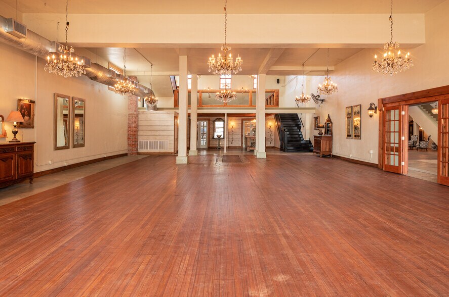 110 W Washington Ave, Navasota, TX for sale - Building Photo - Image 1 of 1