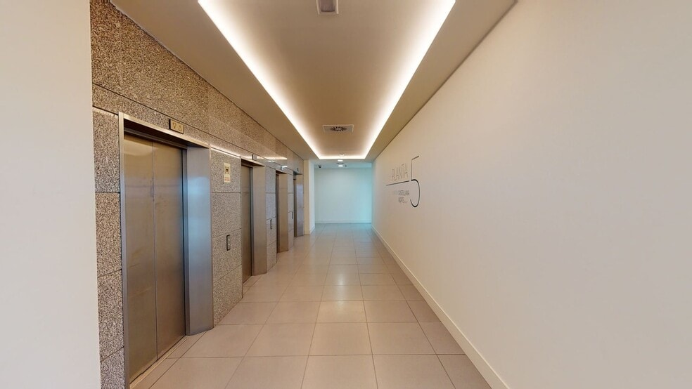 Calle de Isabel Colbrand, 22, Madrid, Madrid for lease - Matterport 3D Scan - Image 3 of 10