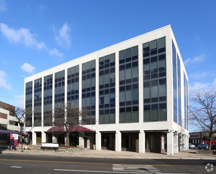 5600 W Addison St, Chicago, IL for lease - Building Photo - Image 2 of 6