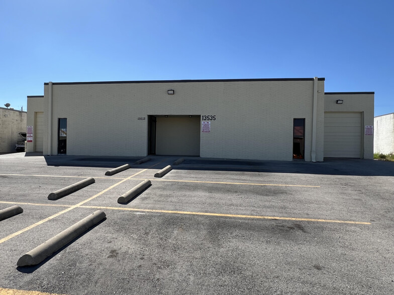 13533-13535 Vargon St, Dallas, TX for lease - Building Photo - Image 1 of 3