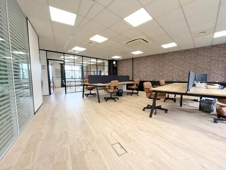 Office in Saint-Germain-en-Laye for lease - Interior Photo - Image 2 of 5
