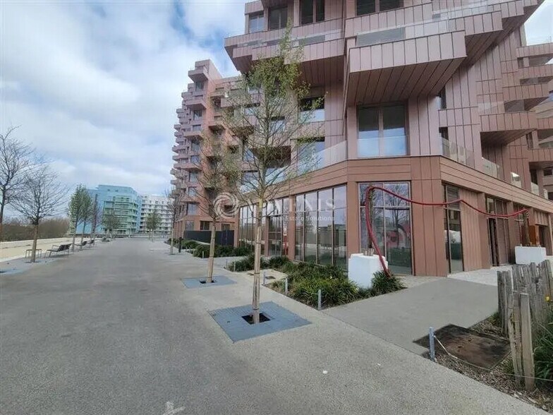 Retail in Saint-Ouen-sur-Seine for lease - Building Photo - Image 2 of 6