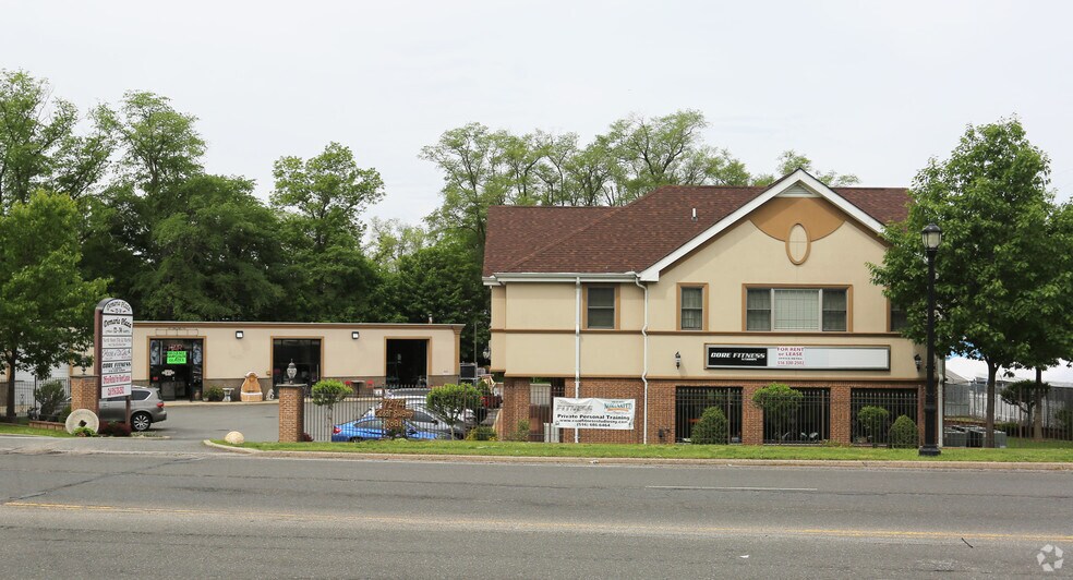 7274 Cedar Swamp Rd, Glen Cove, NY 11542