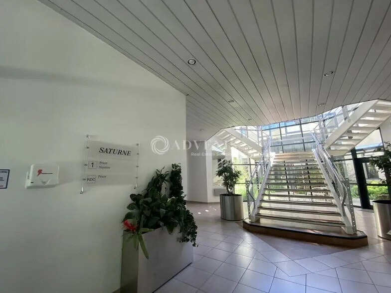 Office in Guyancourt for lease - Lobby - Image 2 of 6