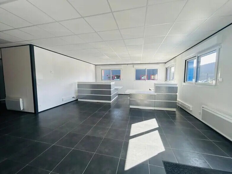 Office in Caudan for lease - Interior Photo - Image 2 of 9