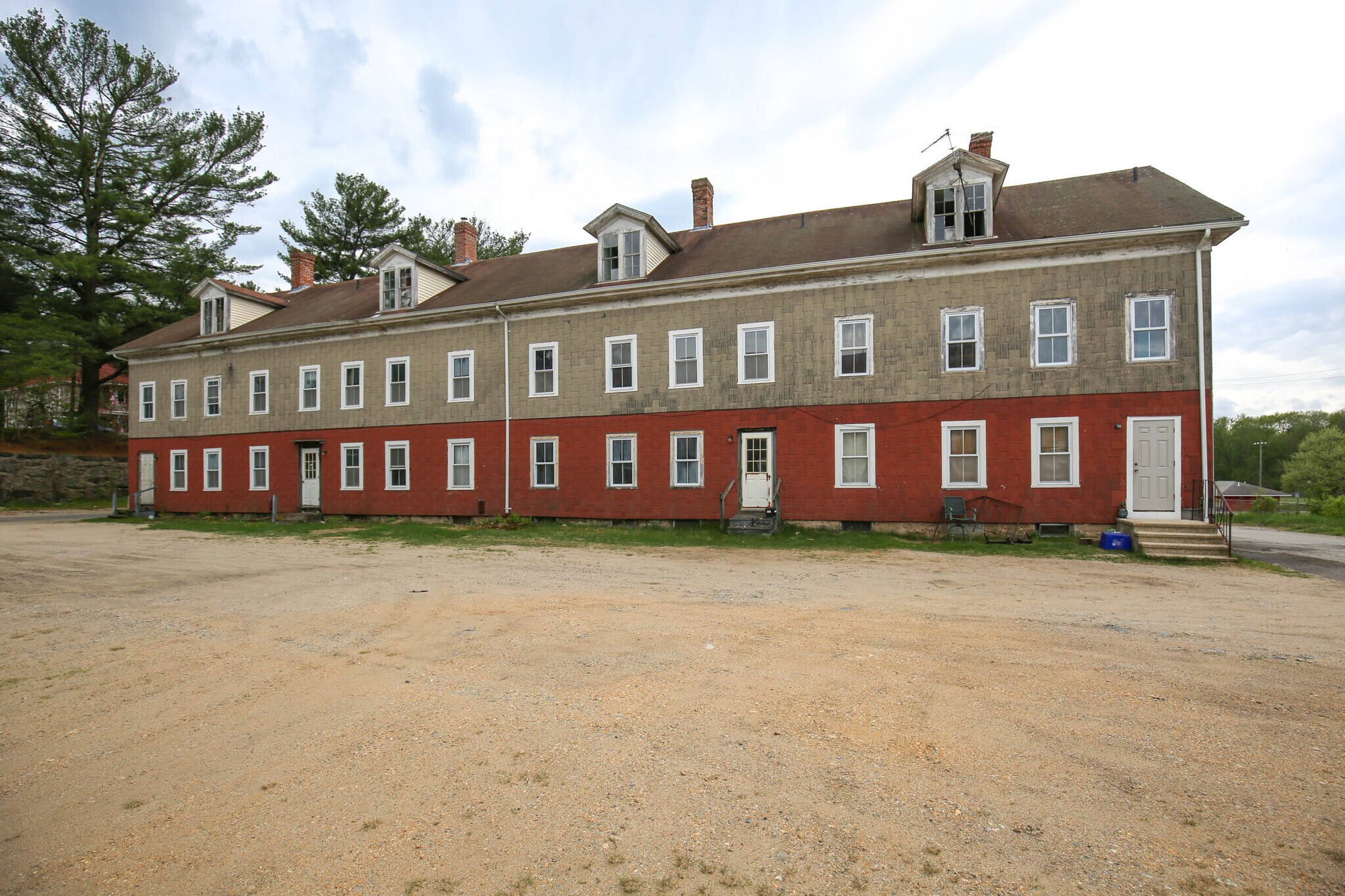 11 Market Ln, North Grosvenordale, CT 06255