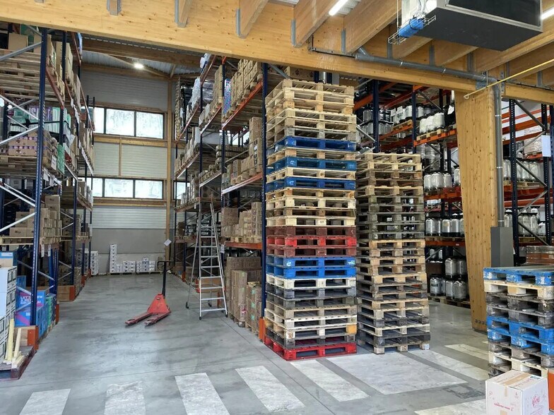 Flex in Romainville for lease - Interior Photo - Image 1 of 19