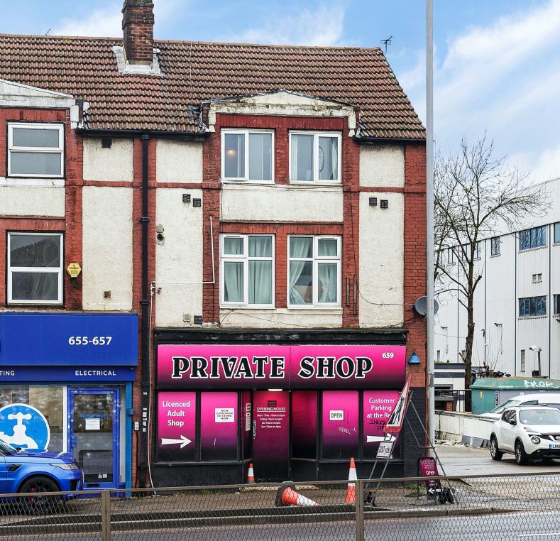 659 North Circular Rd, London for sale Primary Photo- Image 1 of 1