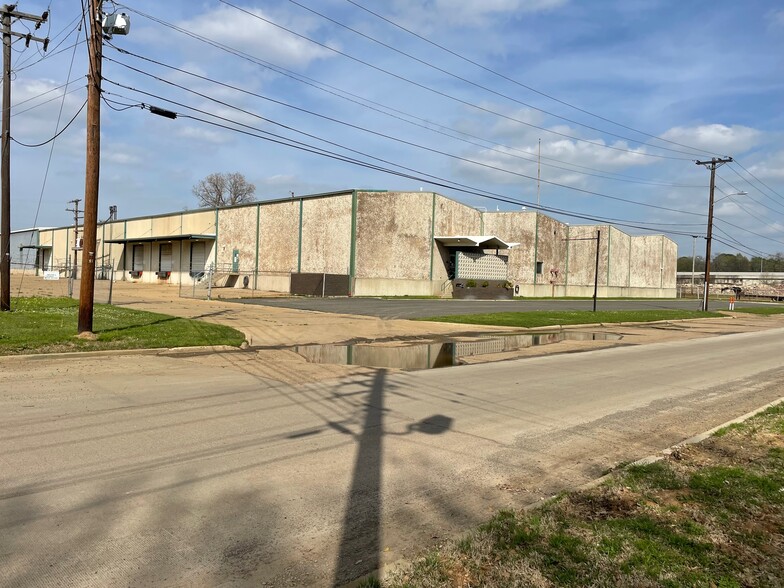 222 W 63rd St, Shreveport, LA for lease - Primary Photo - Image 1 of 5