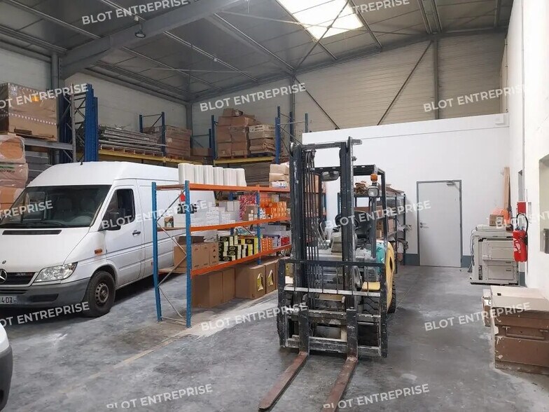 Flex in Sainte-Luce-sur-Loire for lease - Interior Photo - Image 2 of 12