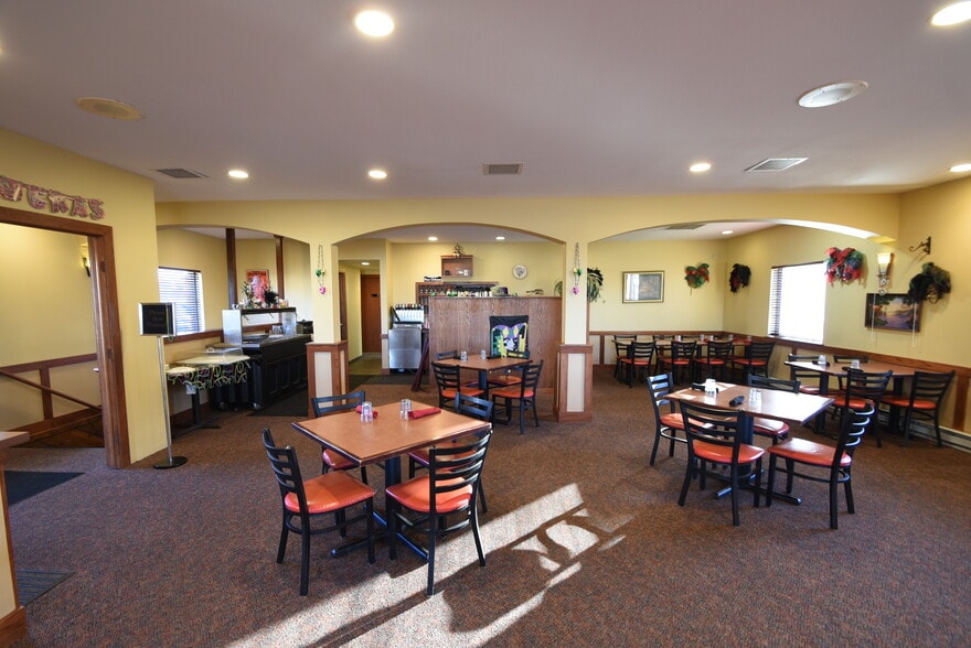 1324 25th Ave S, Fargo, ND for sale - Interior Photo - Image 2 of 4