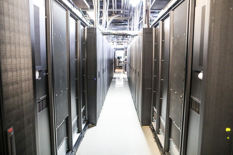 5070 Old Ellis Pt, Roswell, GA for sale - Interior Photo - Image 2 of 9