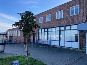 14-16 Elm Rd, Chessington for lease Building Photo- Image 1 of 4