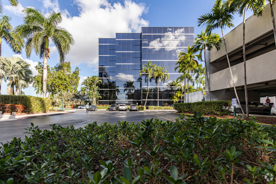 7200 Corporate Center Dr, Miami, FL for lease - Building Photo - Image 3 of 60