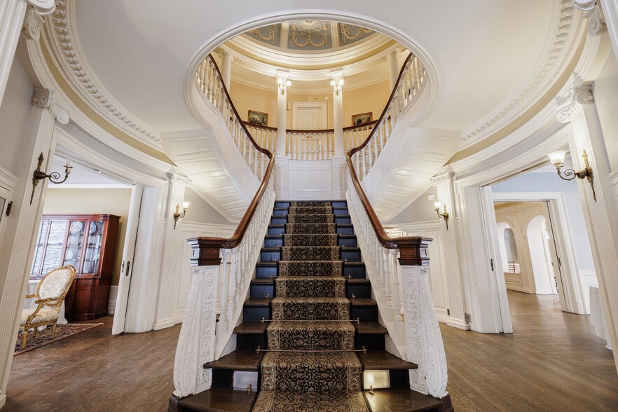 566 East Ave, Rochester, NY for sale - Interior Photo - Image 3 of 48