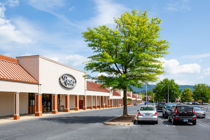 801-901 W Broad St, Waynesboro, VA for lease - Building Photo - Image 1 of 24