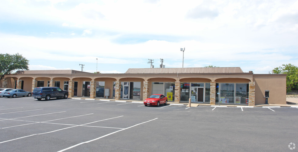 6816 Camp Bowie Blvd, Fort Worth, TX for lease - Building Photo - Image 2 of 5