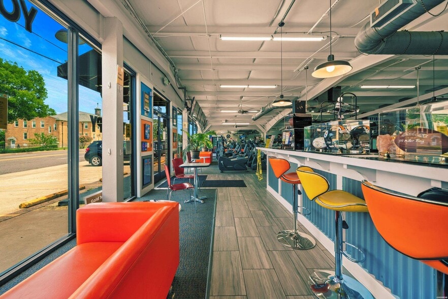 1100 & 1034 Malvern Ave portfolio of 2 properties for sale on LoopNet.com - Building Photo - Image 3 of 35