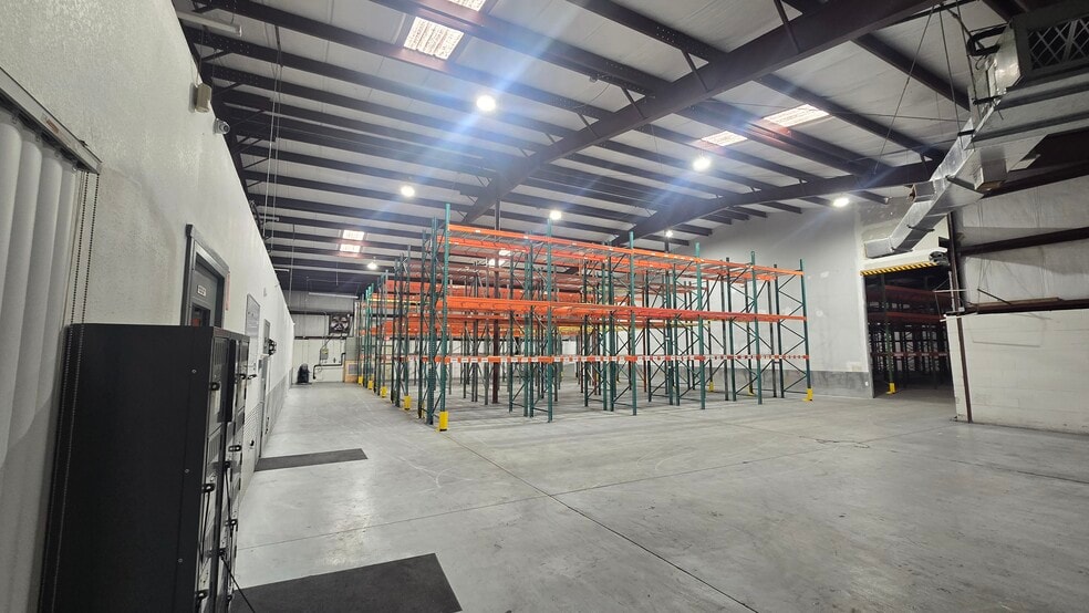 8575 Somerset Dr, Largo, FL for lease - Building Photo - Image 3 of 16