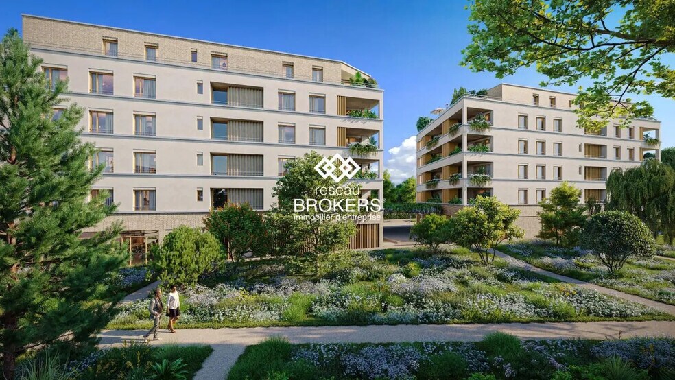 Retail in Voiron for sale - Building Photo - Image 1 of 2