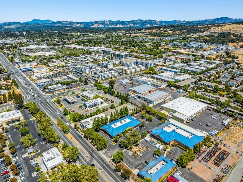 2716 Santa Rosa Ave, Santa Rosa, CA for lease - Building Photo - Image 3 of 5