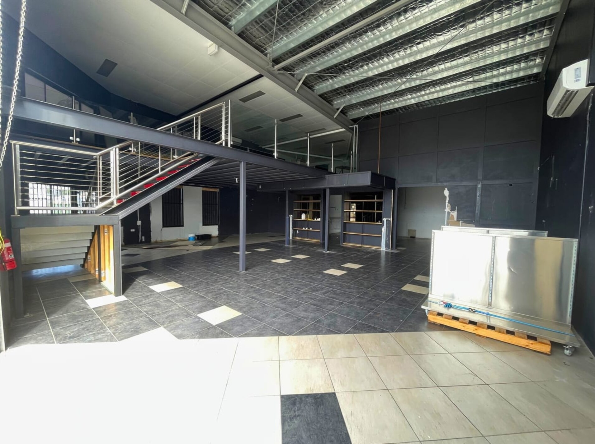 28 Activity Cres, Molendinar for lease Interior Photo- Image 1 of 7