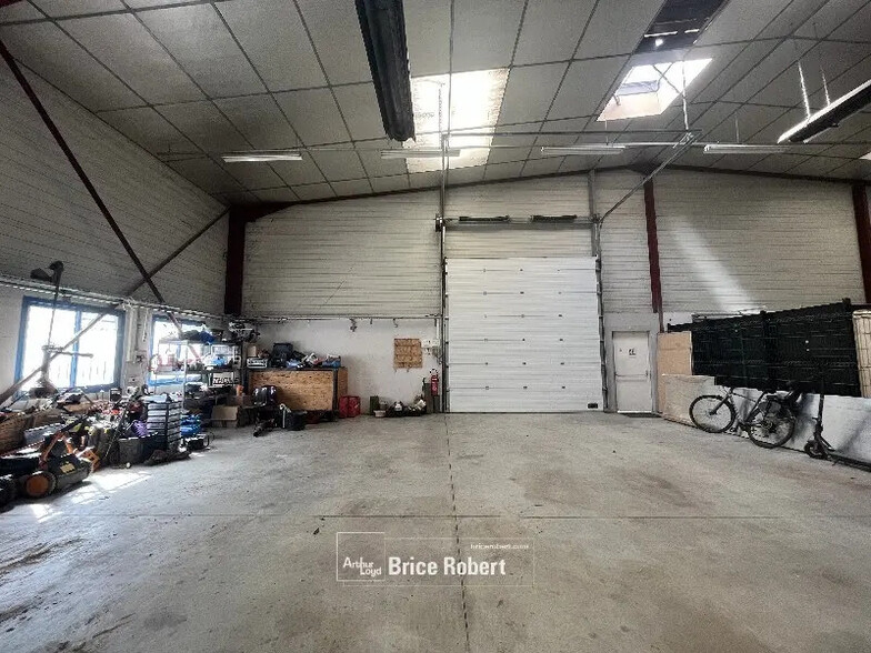 Office in Chassieu for lease - Interior Photo - Image 2 of 4