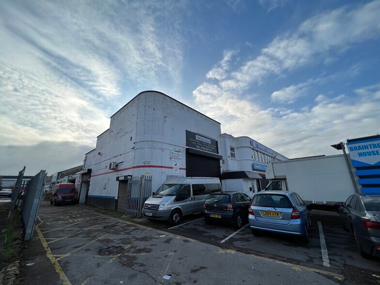 Braintree Rd, Ruislip for sale - Building Photo - Image 1 of 14