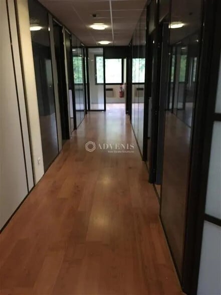 Office in Jouy-en-Josas for lease - Interior Photo - Image 3 of 7