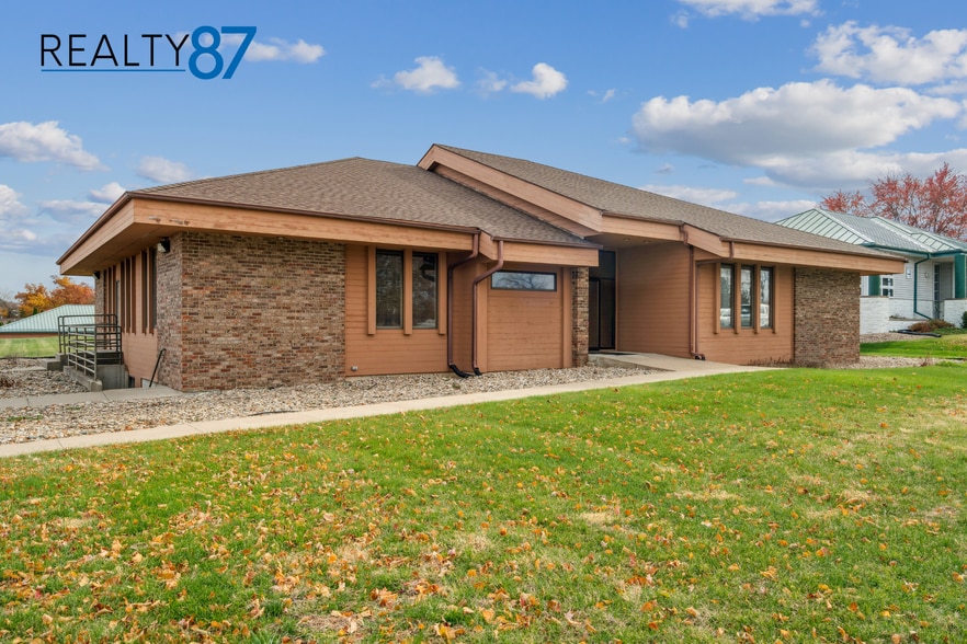 3900 River Ridge Dr NE, Cedar Rapids, IA for lease - Building Photo - Image 1 of 28