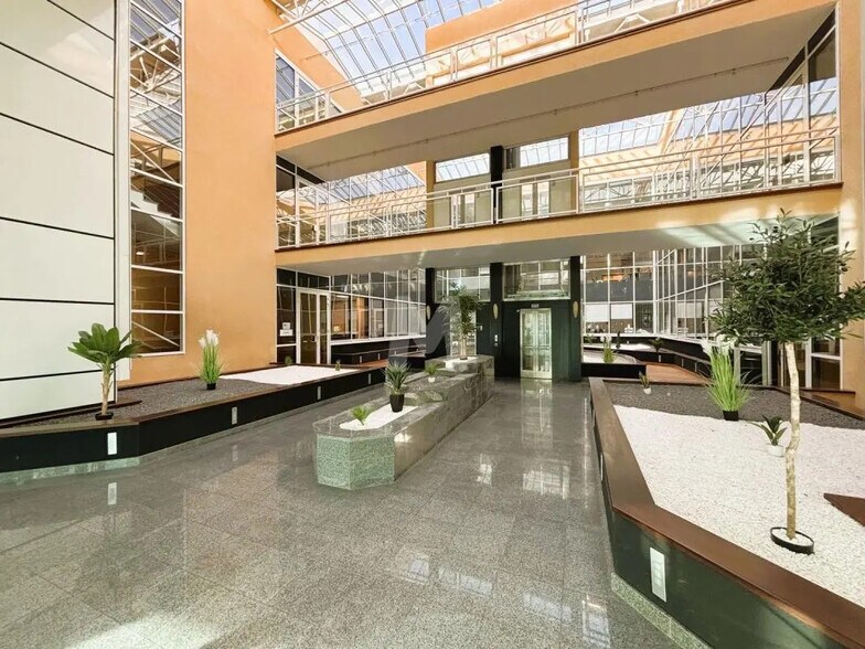 Office in Villebon-sur-Yvette for lease - Interior Photo - Image 3 of 14