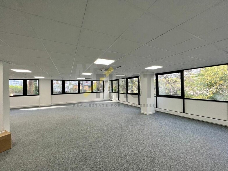 Office in Valbonne for lease - Interior Photo - Image 2 of 7