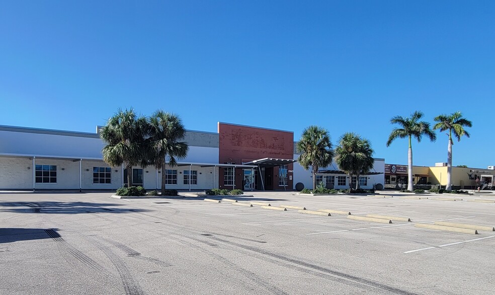 2160 Colonial Blvd, Fort Myers, FL for sale - Building Photo - Image 3 of 15