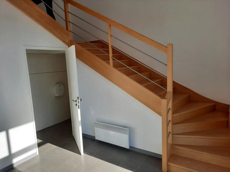 Flex in Lieusaint for lease - Building Photo - Image 3 of 5