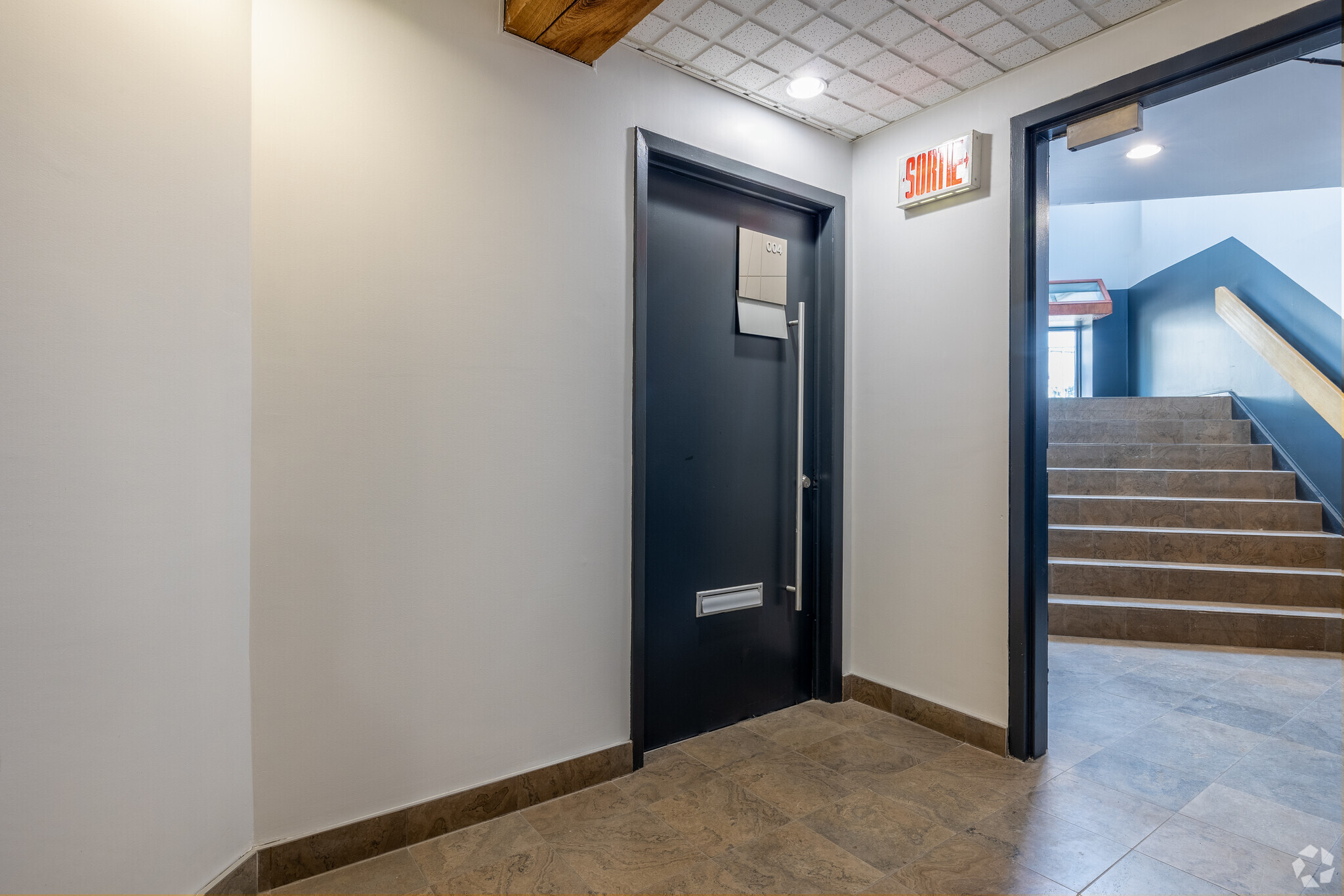 329 Rue de la Commune O, Montréal, QC for lease Interior Photo- Image 1 of 3