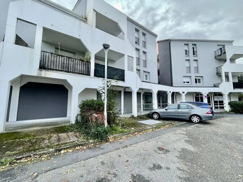 Retail in Petit-Couronne for lease - Building Photo - Image 1 of 10