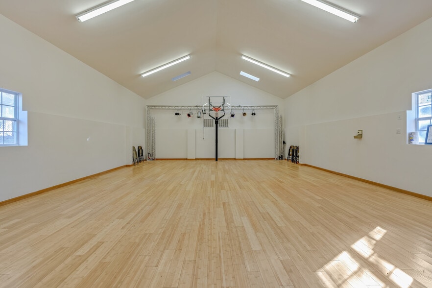 2 Multipurpose Buildings For Church or.. portfolio of 2 properties for sale on LoopNet.com - Interior Photo - Image 3 of 24