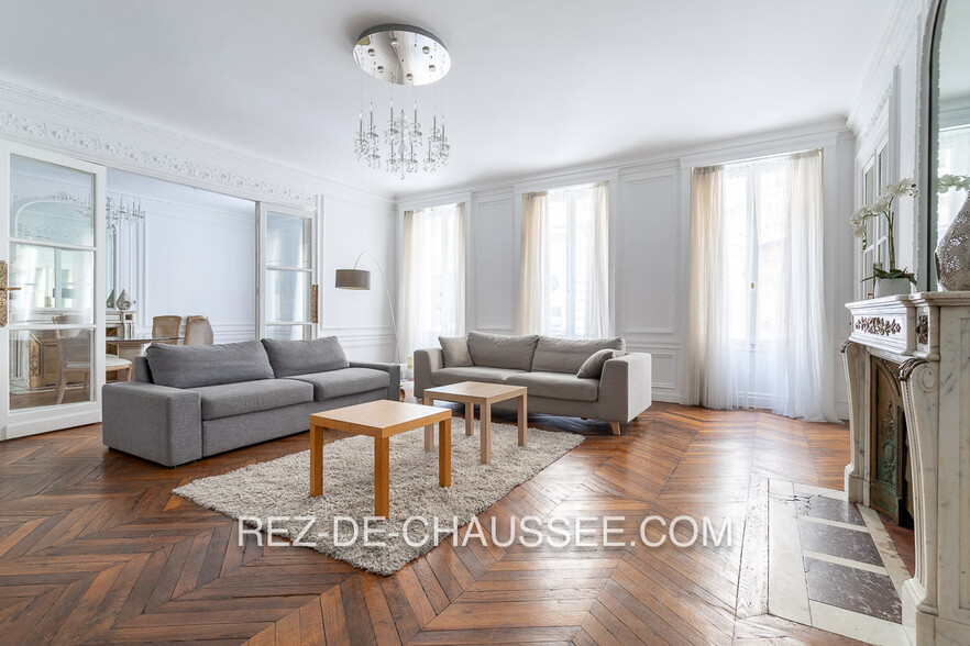 Multifamily in Paris for sale - Interior Photo - Image 1 of 3