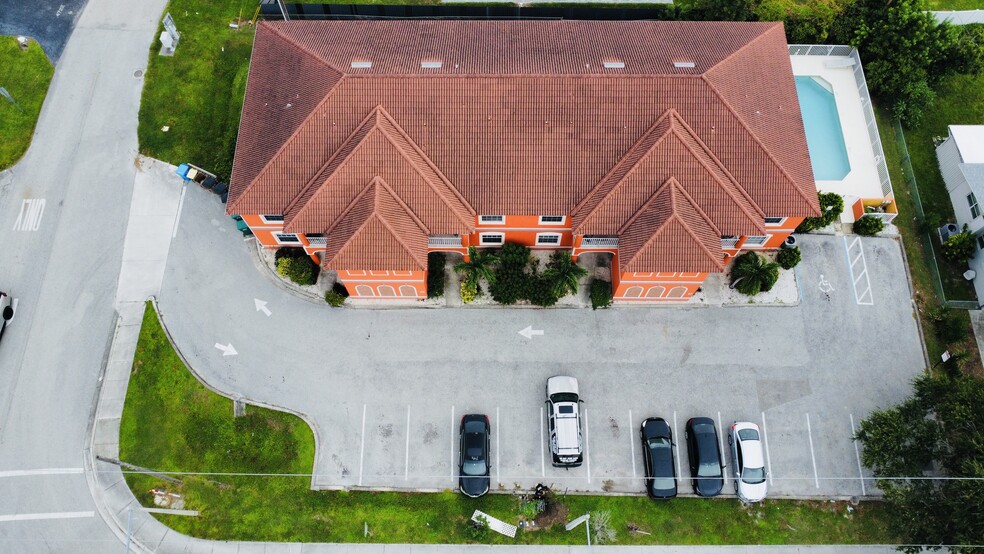 215 Cape Coral Pky E, Cape Coral, FL for sale - Primary Photo - Image 1 of 4