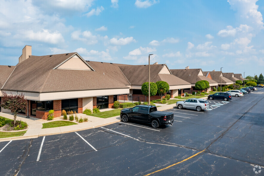 W177N9856-W178 N9912 Rivercrest Dr, Germantown, WI for lease - Building Photo - Image 1 of 5