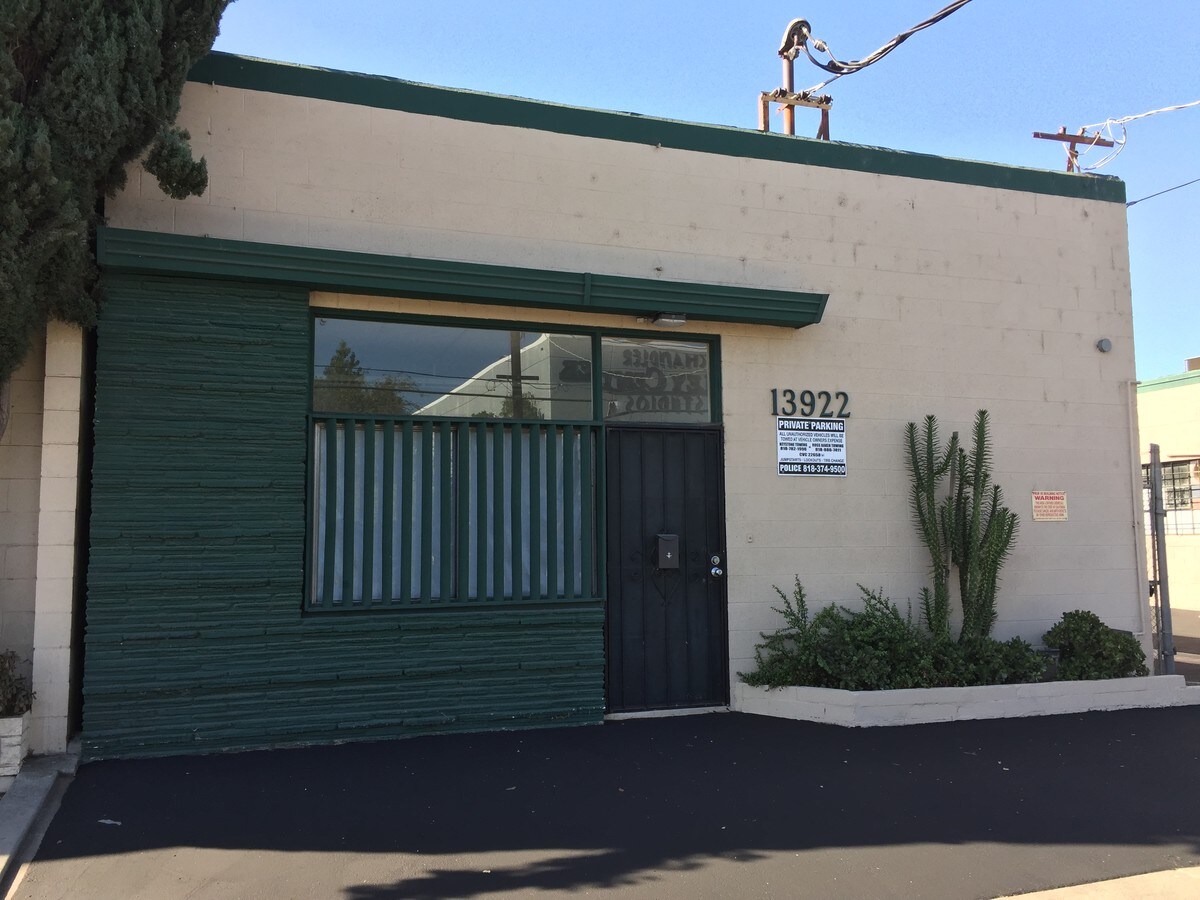 13922 Saticoy St, Van Nuys, CA 91402