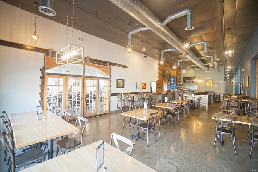 701 Main St, Rochester, IN for sale - Interior Photo - Image 2 of 17