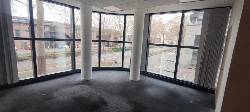 Office in Rouen for lease - Interior Photo - Image 3 of 6